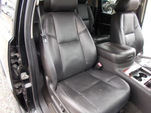 Used 2011 Chevrolet Suburban LTZ image 12