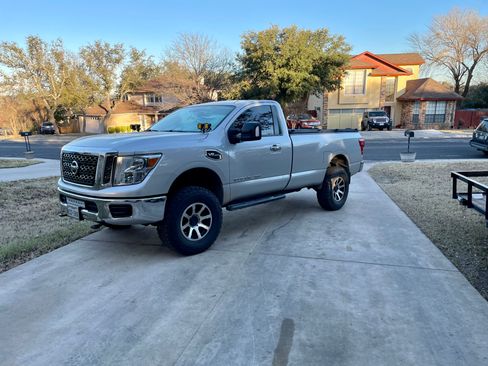 Used 2017 Nissan Titan SV RWD image 10