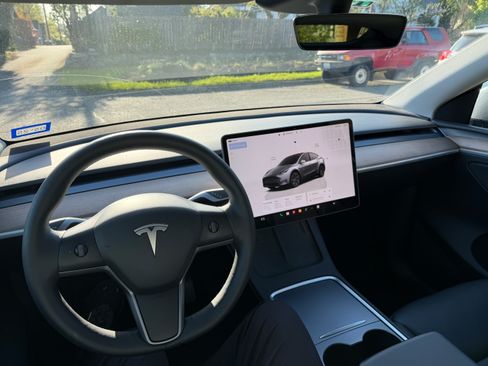 Used 2024 Tesla Model Y Long Range AWD/4WD image 14