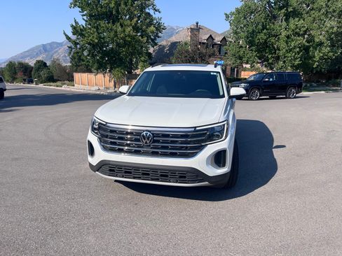 Used 2025 Volkswagen Atlas SE AWD/4WD image 2