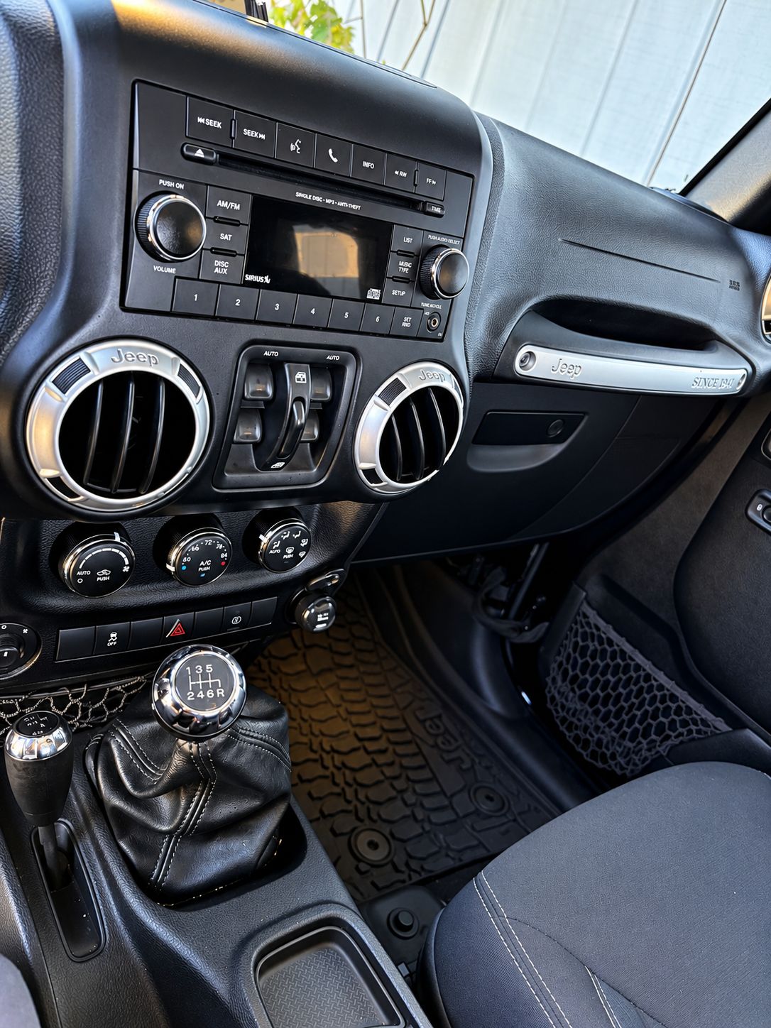 Used 2017 Jeep Wrangler Unlimited Sahara w/ Connectivity Group AWD/4WD image 4
