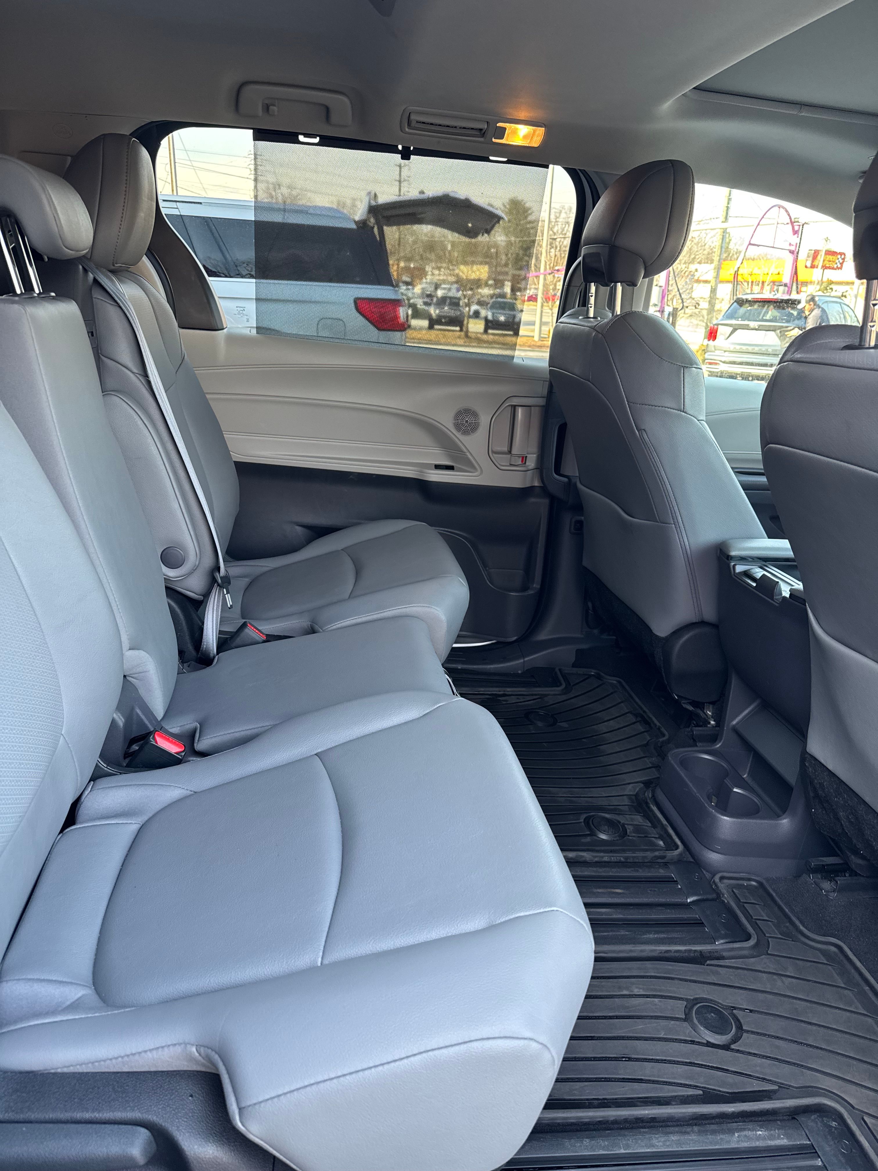 Used 2023 Toyota Sienna XLE FWD image 20