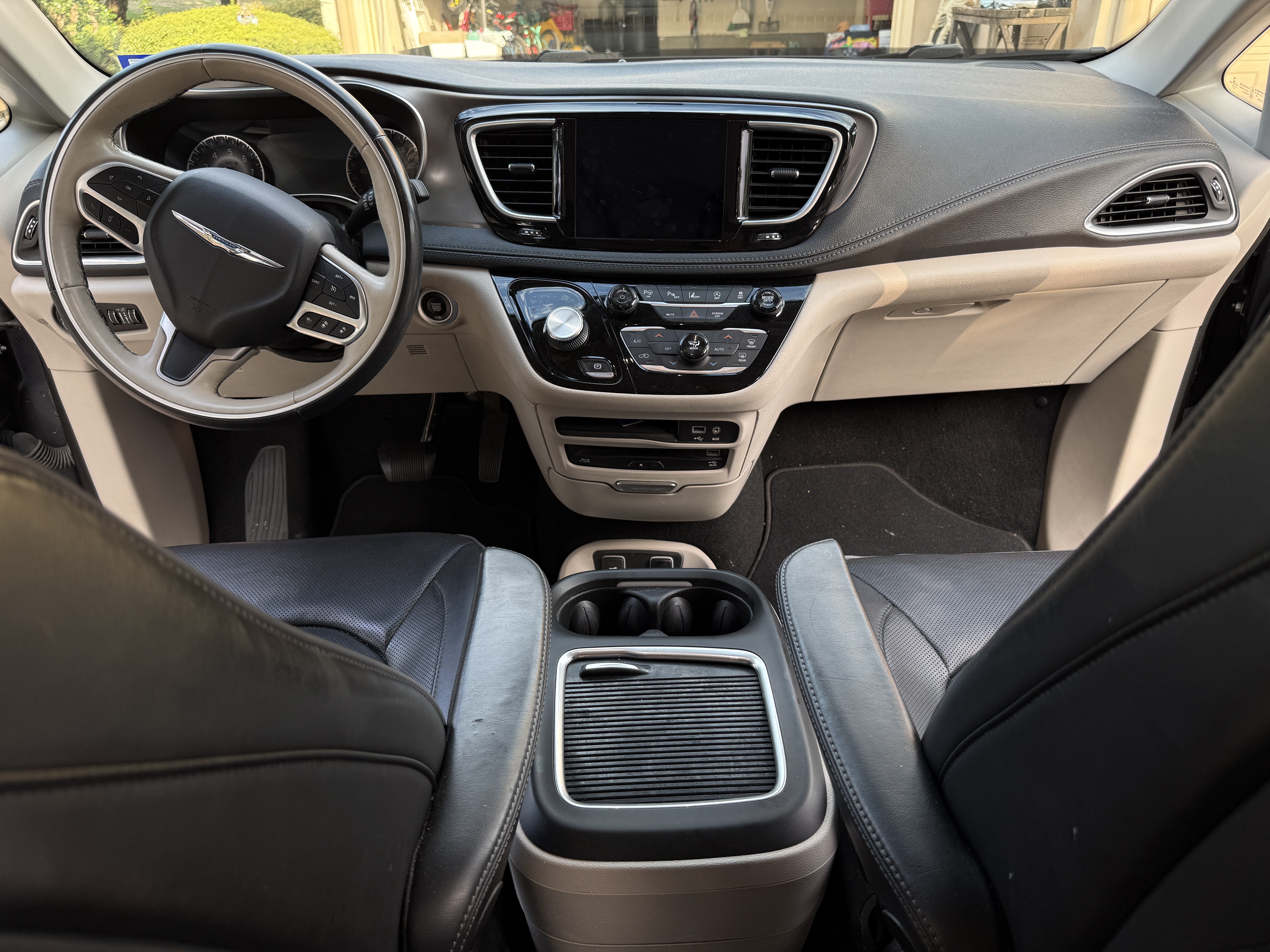Used 2018 Chrysler Pacifica Limited w/ Tire & Wheel Group FWD image 17
