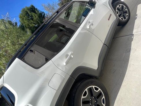 Used 2017 Jeep Renegade Trailhawk image 2