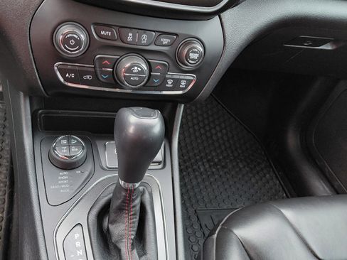 Used 2019 Jeep Cherokee Trailhawk w/ Cold Weather Group image 11