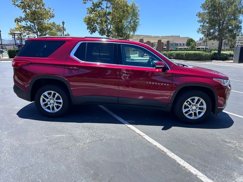 Used 2020 Chevrolet Traverse LT w/ Driver Confidence II Package FWD image 4