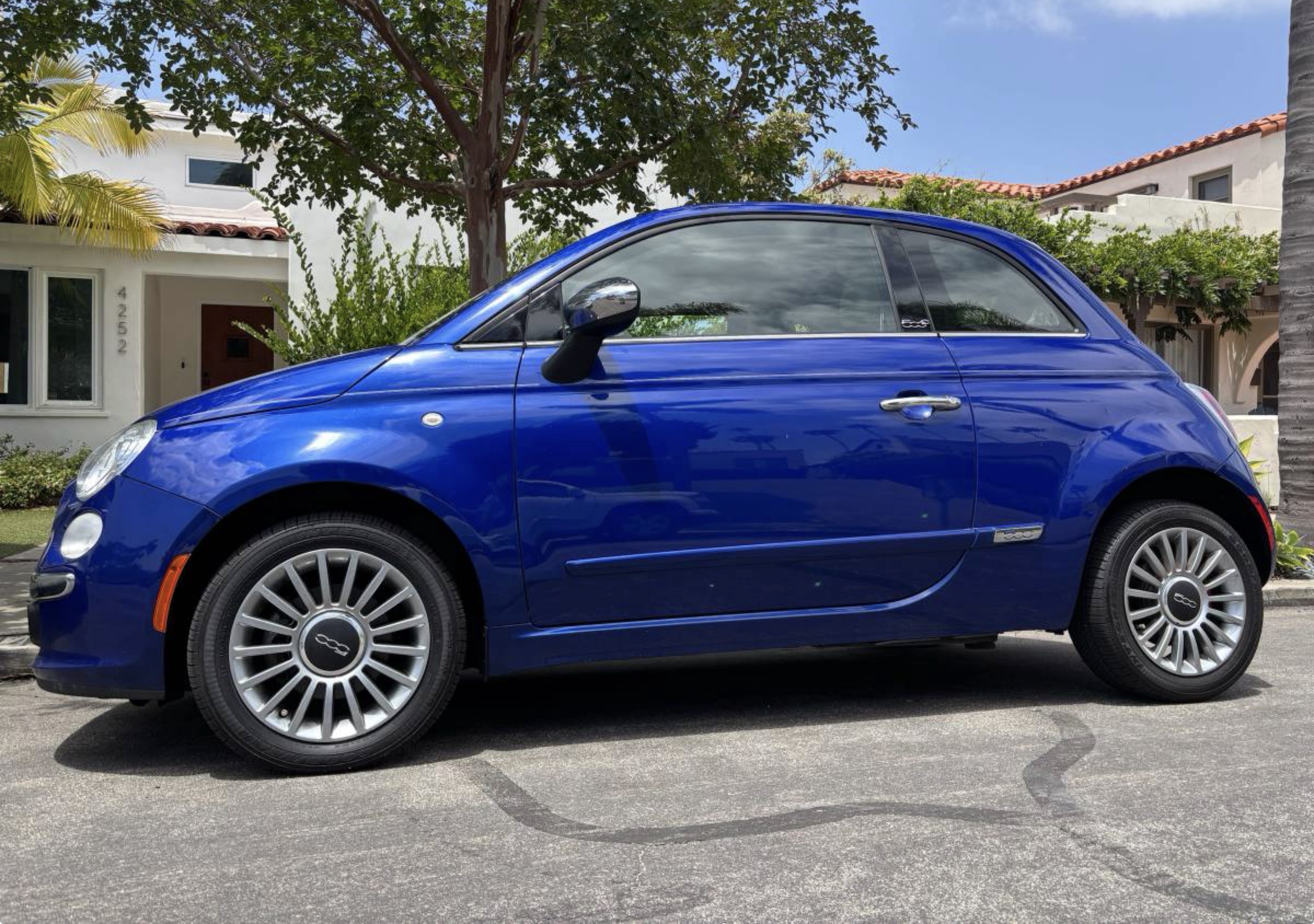 Used 2012 FIAT 500 Lounge w/ Luxury Leather Pkg FWD image 1