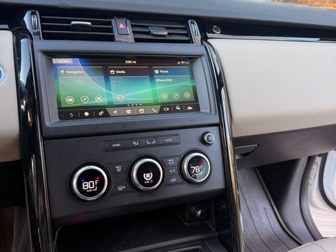 Used 2018 Land Rover Discovery SE image 16