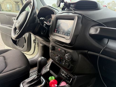 Used 2018 Jeep Renegade Altitude image 15