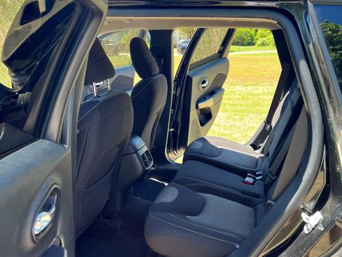 Used 2017 Jeep Cherokee Sport FWD image 5