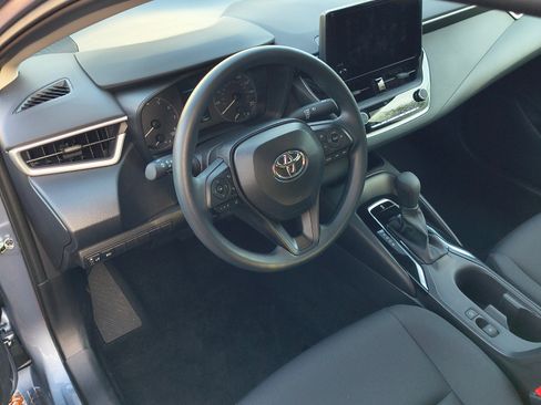Used 2025 Toyota Corolla LE image 2
