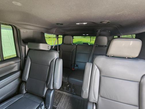 Used 2023 Chevrolet Suburban LT w/ Luxury Package RWD image 21
