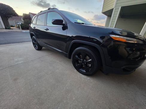 Used 2018 Jeep Cherokee Latitude w/ Altitude Package image 2
