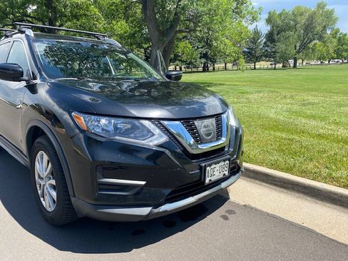 Used 2017 Nissan Rogue SV FWD image 1