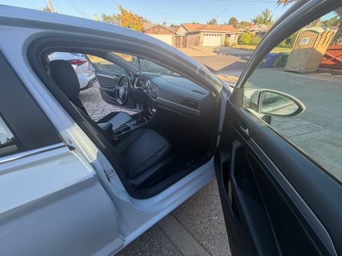 Used 2019 Volkswagen Jetta SE FWD image 5