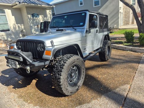 Used 2005 Jeep Wrangler Unlimited AWD/4WD image 2