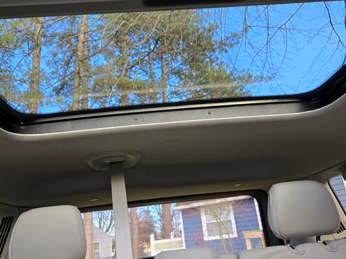 Used 2023 Jeep Wagoneer L Series III w/ Premium Group I image 24