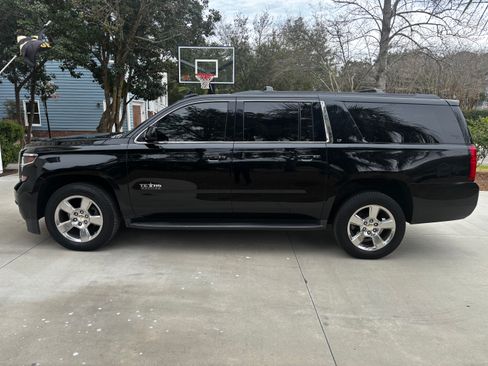 Used 2017 Chevrolet Suburban LT image 2