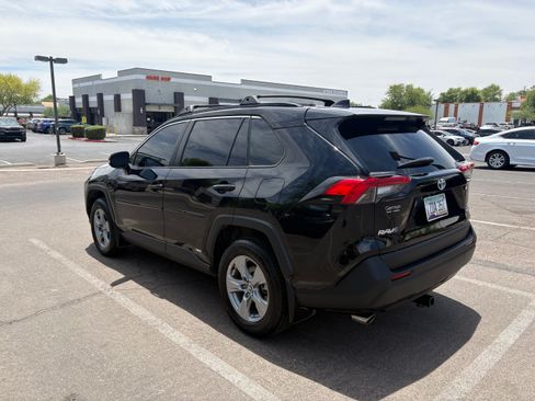 Used 2022 Toyota RAV4 XLE AWD/4WD image 4