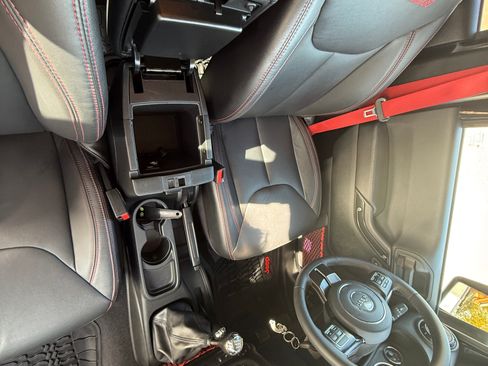 Used 2018 Jeep Wrangler Unlimited Rubicon image 18