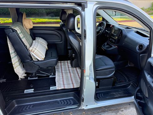 Used 2016 Mercedes-Benz Metris Passenger image 12
