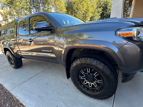 Used 2020 Toyota Tacoma TRD Sport image 9