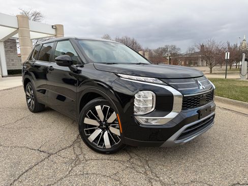 Used 2025 Mitsubishi Outlander SE image 2