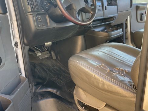 Used 2003 Chevrolet Express 2500 image 11
