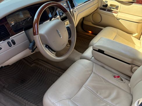 Used 2010 Lincoln Town Car Signature Limited image 10