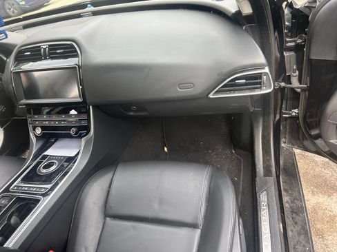 Used 2019 Jaguar XE Premium image 8