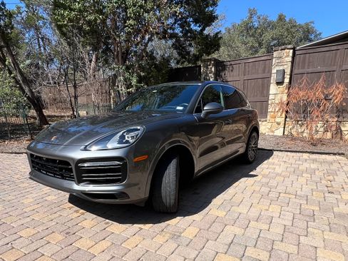 Used 2022 Porsche Cayenne image 2