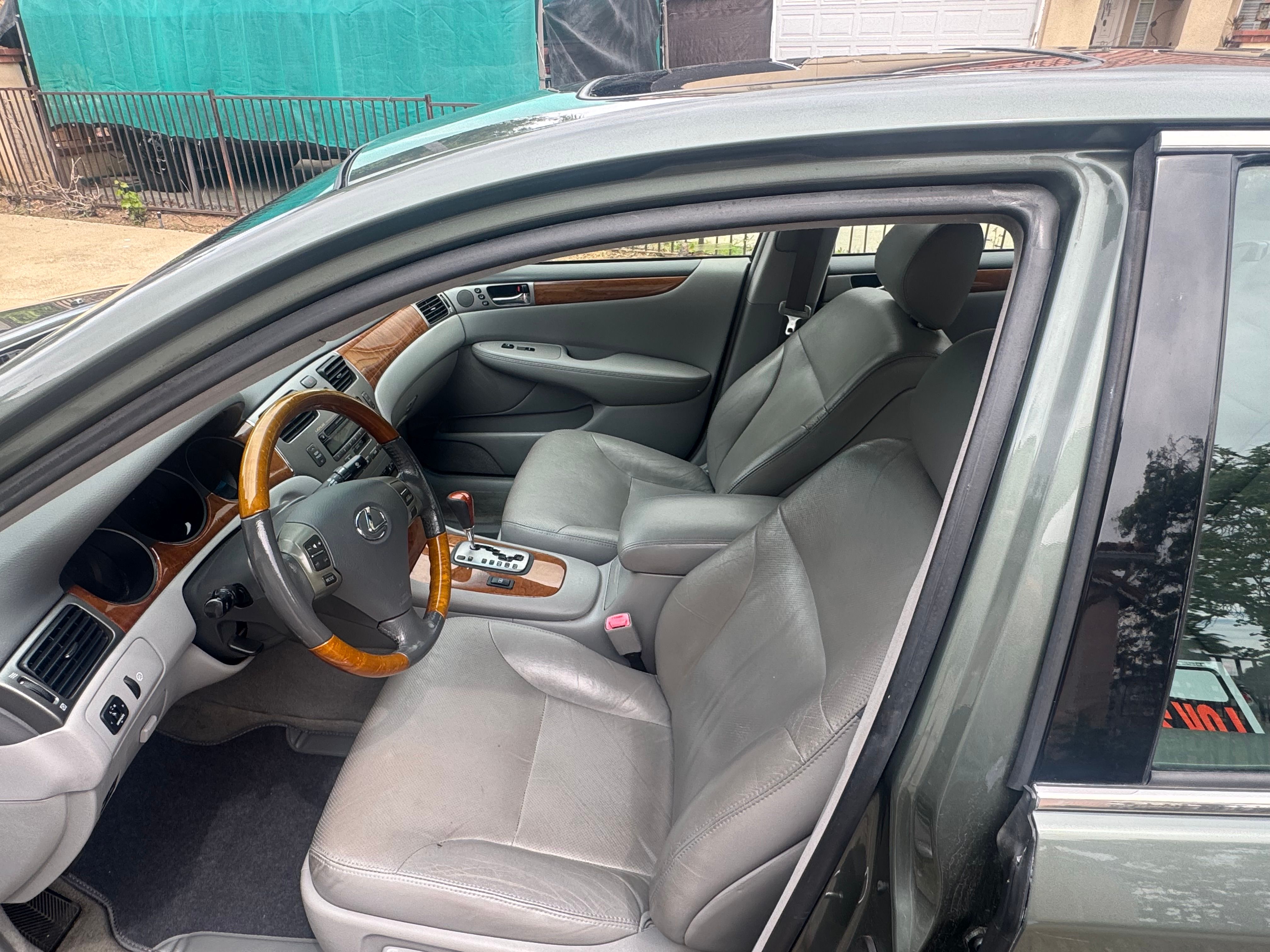 Used 2005 Lexus ES 330 FWD image 1