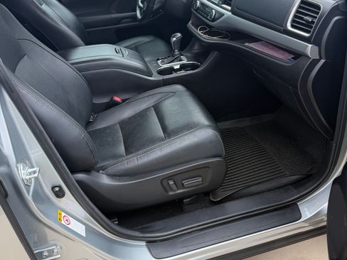 Used 2018 Toyota Highlander XLE image 2
