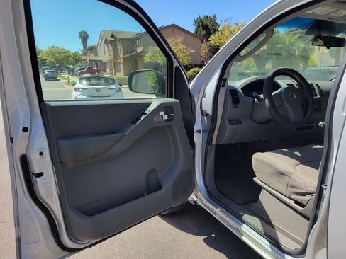 Used 2007 Nissan Frontier SE w/ SE Value Truck Pkg image 6