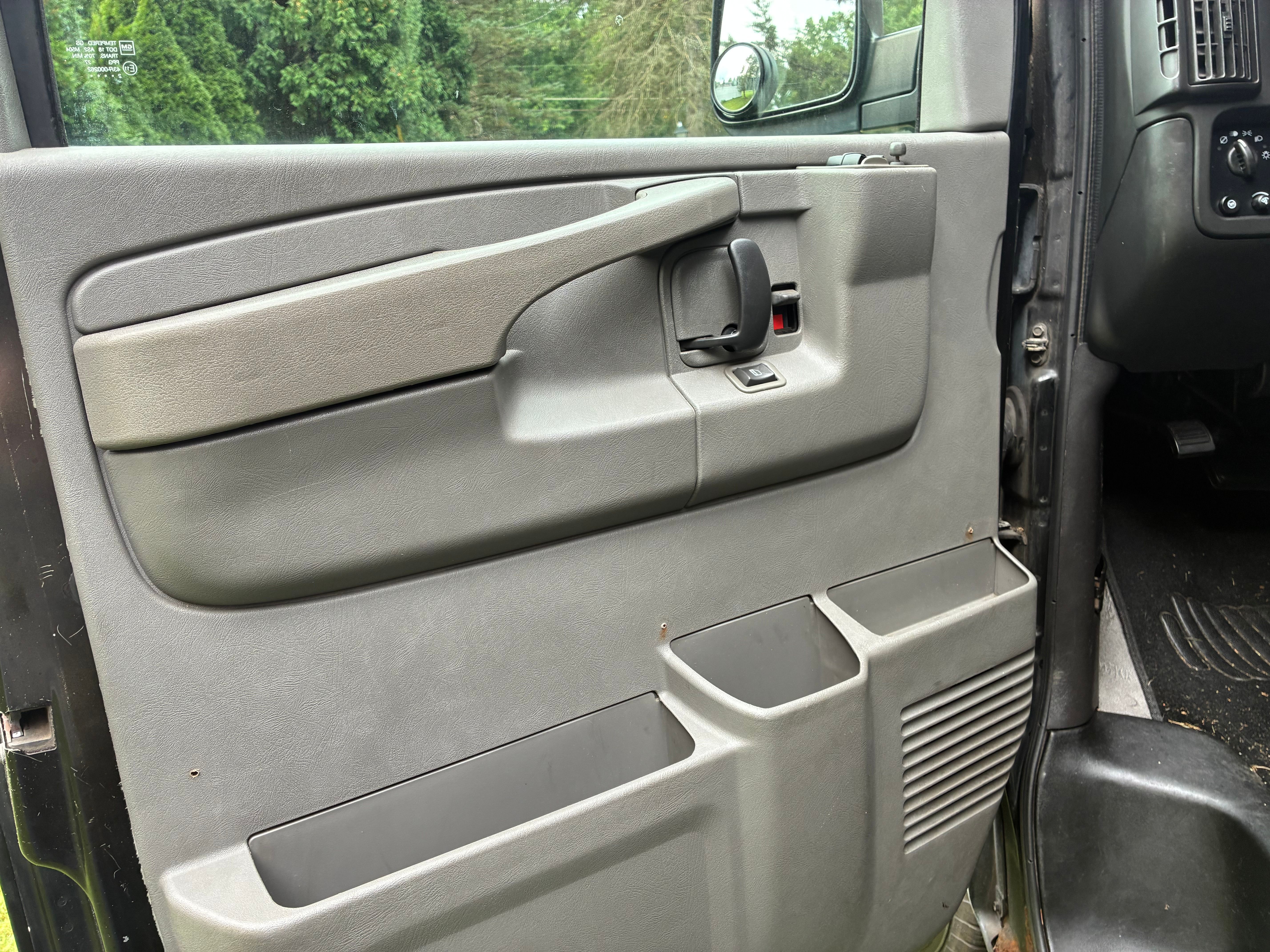 Used 2003 Chevrolet Express 1500 w/ Preferred Equipment Group 4 RWD image 6