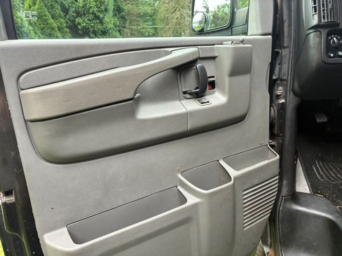 Used 2003 Chevrolet Express 1500 w/ Preferred Equipment Group 4 RWD image 6