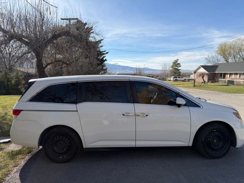 Used 2017 Honda Odyssey SE image 2