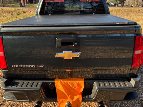 Used 2017 Chevrolet Colorado Z71 image 2