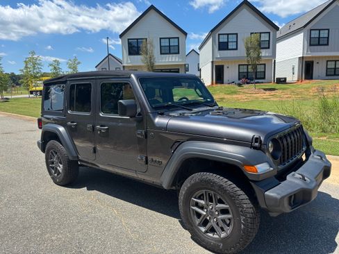 Used 2024 Jeep Wrangler Unlimited Sport AWD/4WD image 2