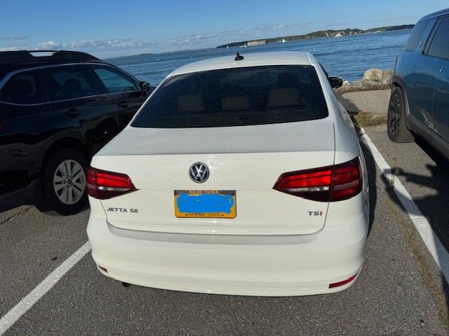 Used 2017 Volkswagen Jetta SE FWD image 5