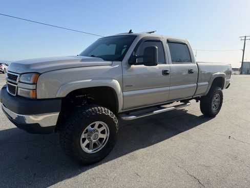 Used 2006 Chevrolet Silverado 2500 LT w/ Heavy-Duty Power Package AWD/4WD image 1