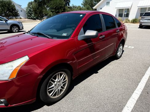 Used 2009 Ford Focus SE FWD image 2