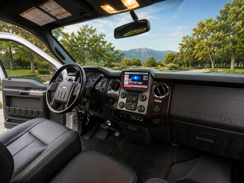 Used 2016 Ford F250 Lariat w/ Lariat Ultimate Package AWD/4WD image 13