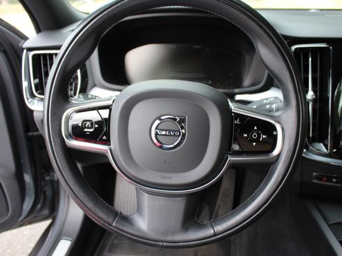 Used 2020 Volvo V60 T5 Momentum FWD image 17
