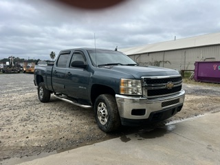 Used 2011 Chevrolet Silverado 2500 LT w/ Interior Plus Package AWD/4WD image 2