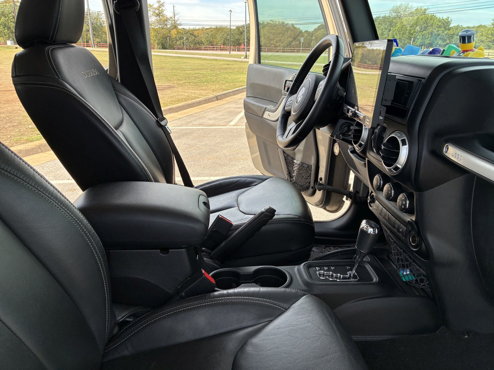 Used 2016 Jeep Wrangler Unlimited Sahara w/ Connectivity Group AWD/4WD image 12