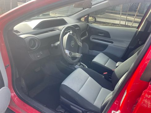 Used 2014 Toyota Prius C One image 4