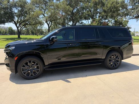 Used 2023 Chevrolet Suburban RST w/ Luxury Package RWD image 1