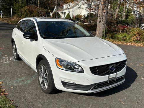Used 2018 Volvo V60 T5 Cross Country w/ Convenience Package image 1