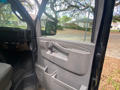 Used 2017 Chevrolet Express 3500 LT w/ LT Preferred Equipment Group image 31